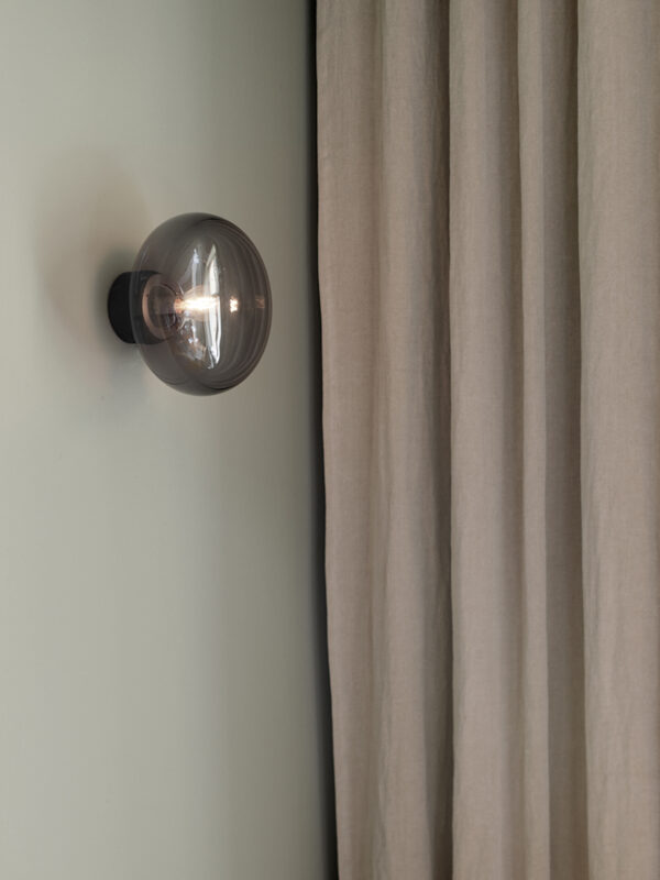 rqhliving-new-works-iluminación-aplique-pared-karl-johan-negro