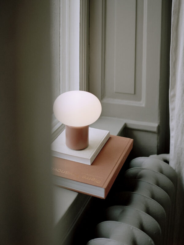 rqhliving-new-works-lamparas-exterior-karl-johan-rojo-tierra-3
