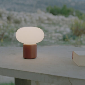 rqhliving-new-works-lamparas-exterior-karl-johan-rojo-tierra