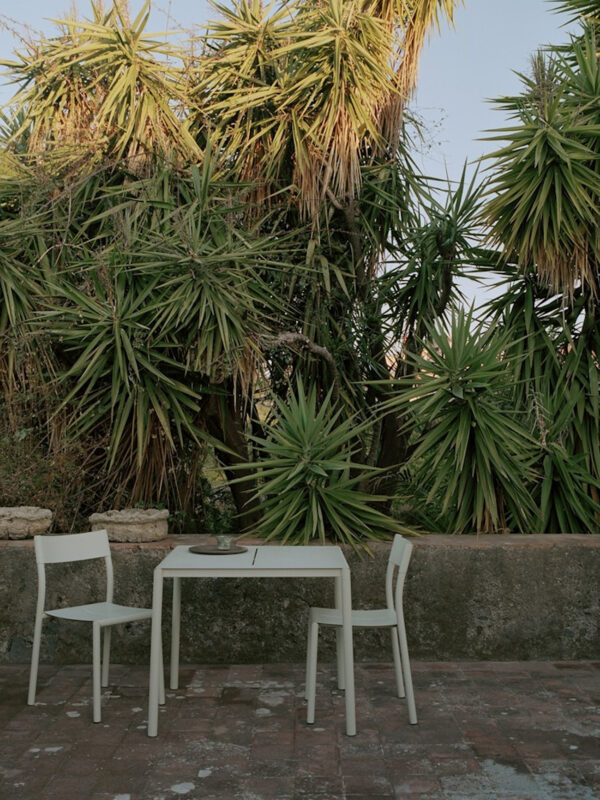 rqhliving-new-works-sillas-exterior-may-gris-5